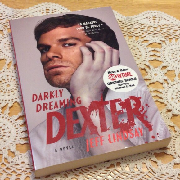 3 for $10 book sale! Serial Killer Crime - Darkly Dreaming Dexter - Picture 1 of 7